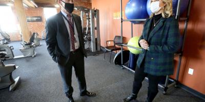 Hinson talks vaccination efforts, pandemic relief at Dubuque health center