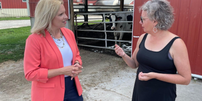 Rep. Hinson meets with Iowa dairy farmer.